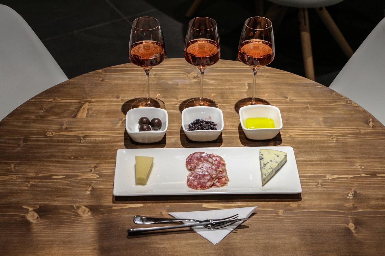 Wine Hotel Chisinau Eksteriør bilde